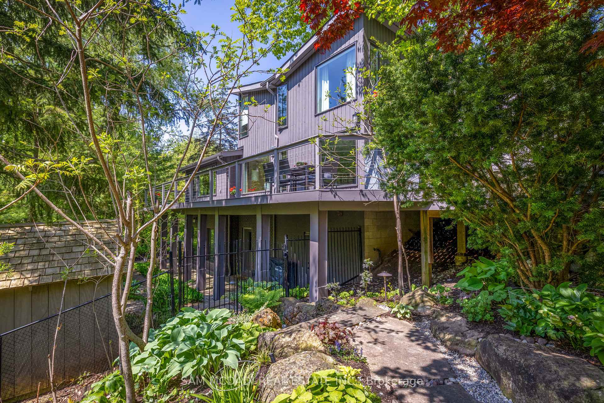 1273 Queen Victoria Avenue