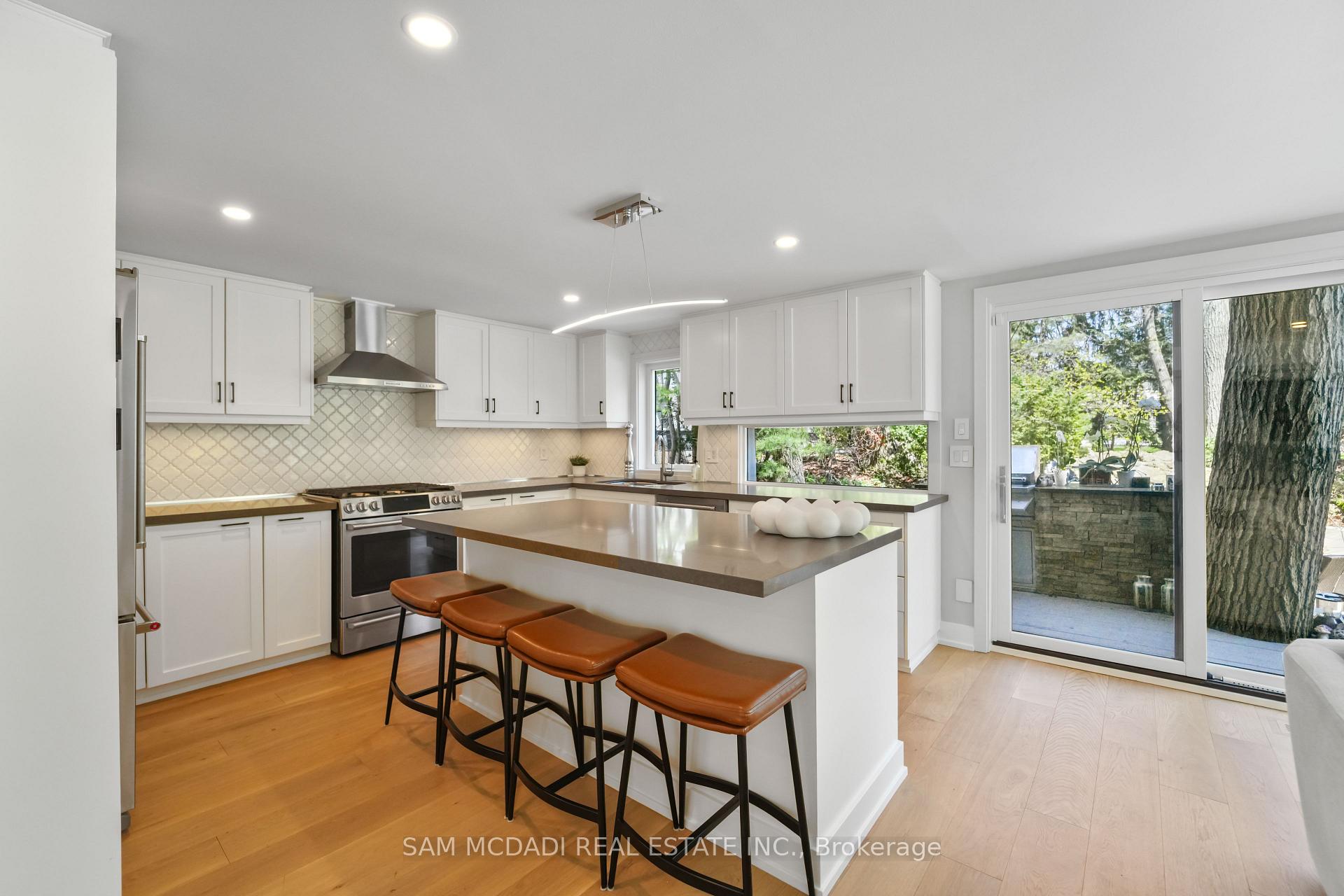 1273 Queen Victoria Avenue