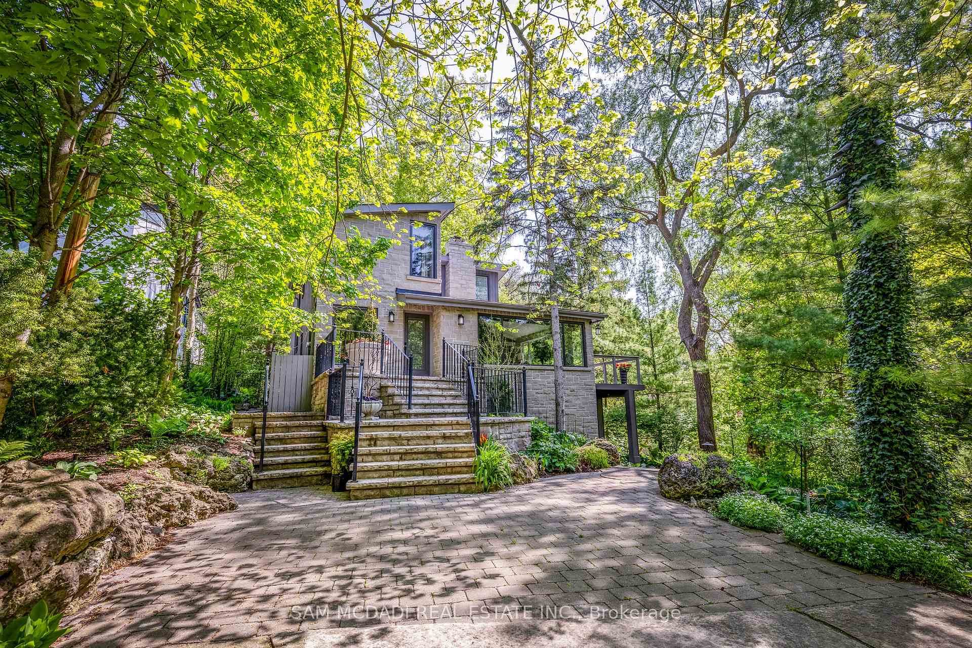 1273 Queen Victoria Avenue