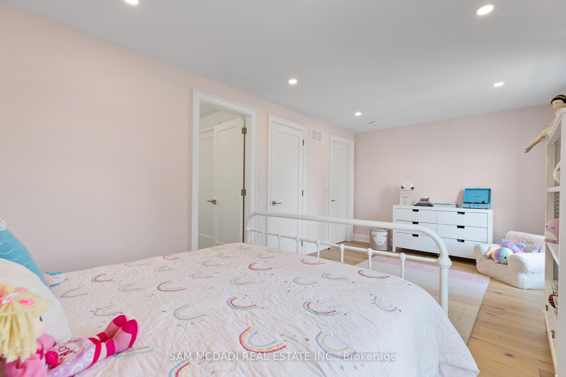 4 Iroquois Avenue