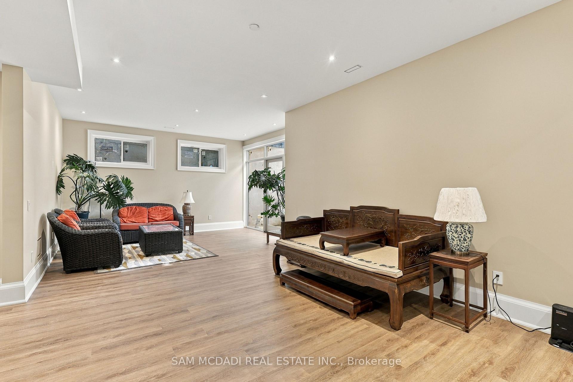902 Parkland Avenue