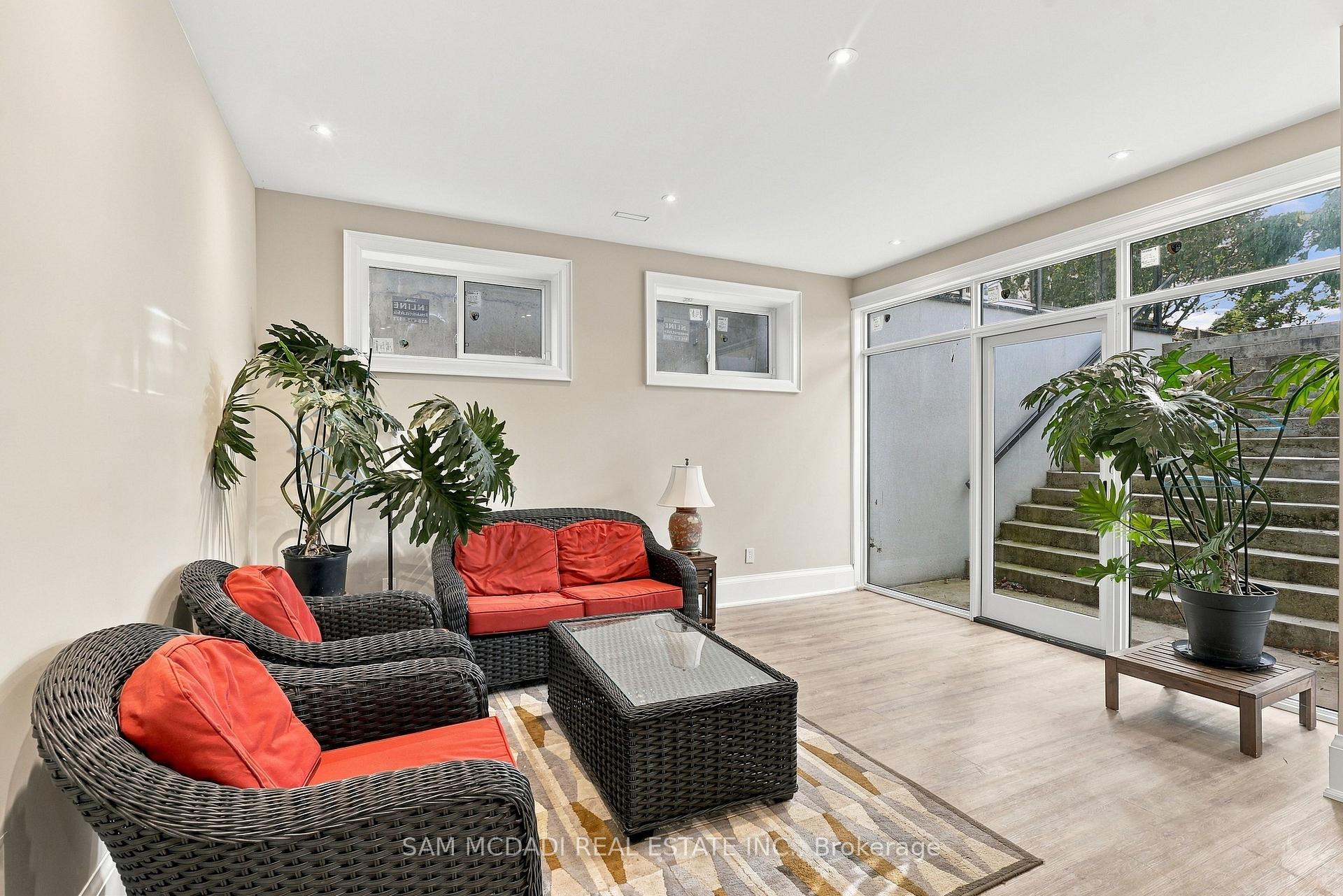 902 Parkland Avenue