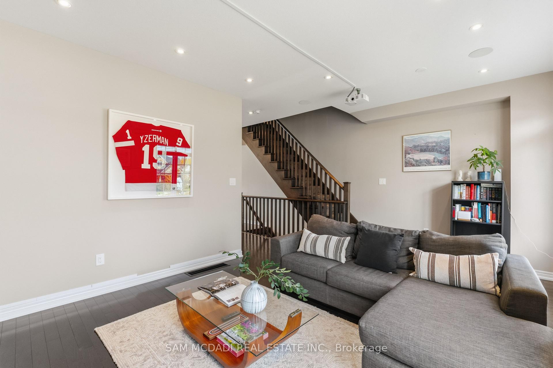 215 Dundas Street E 9