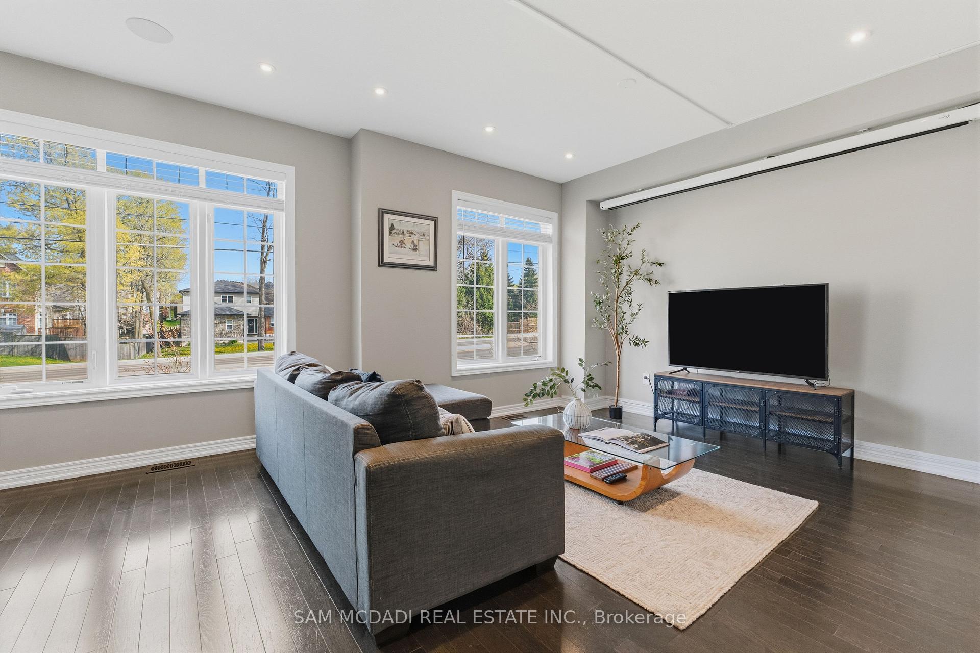 215 Dundas Street E 9