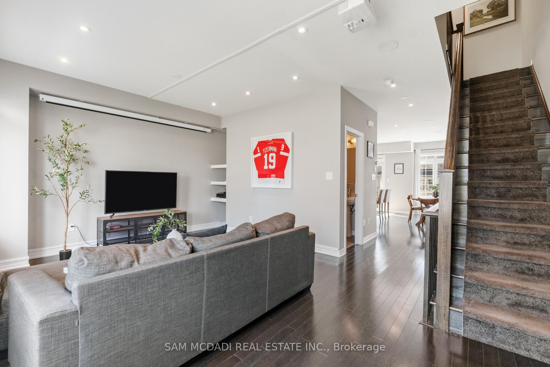 215 Dundas Street E 9