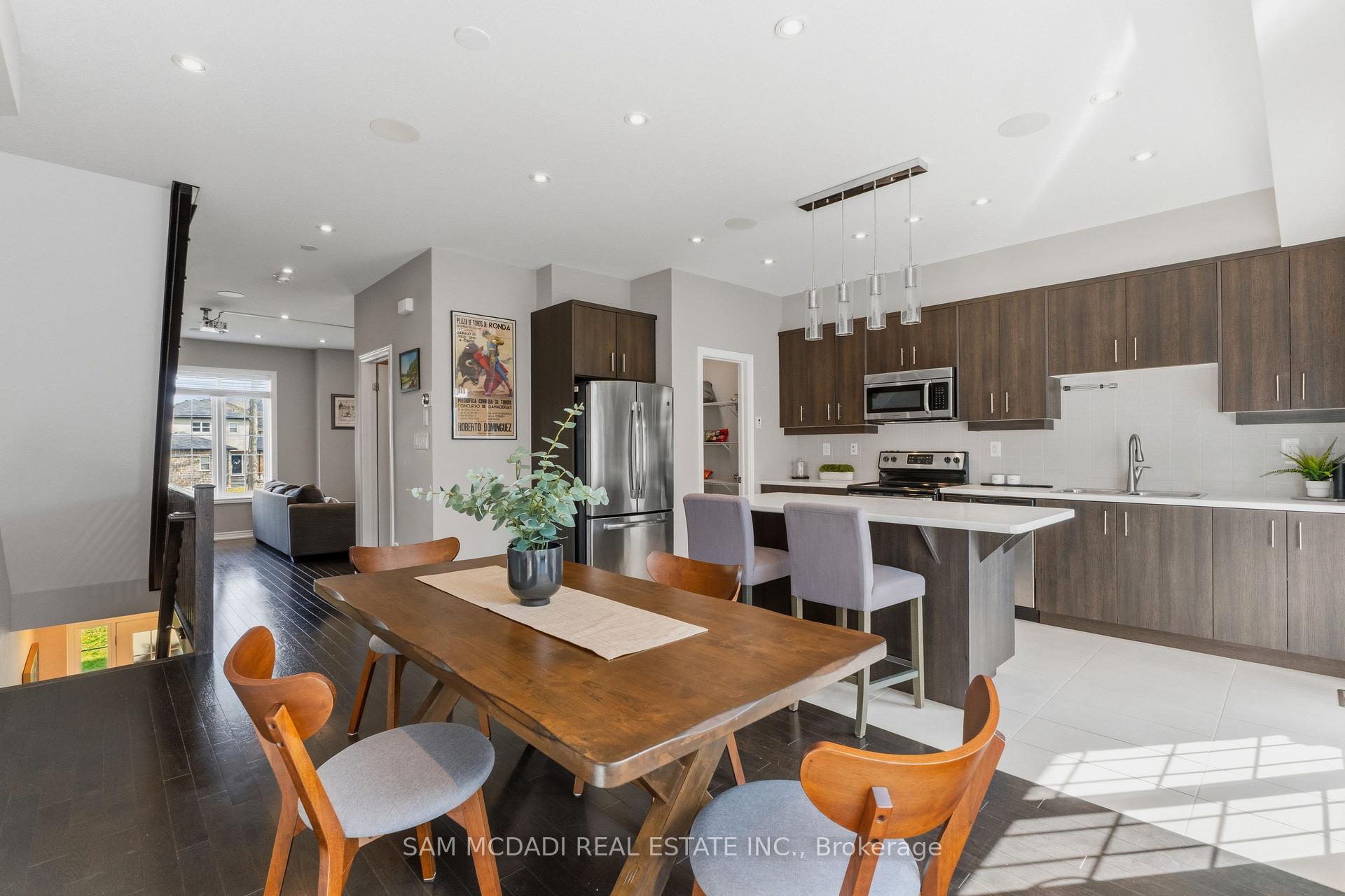215 Dundas Street E 9