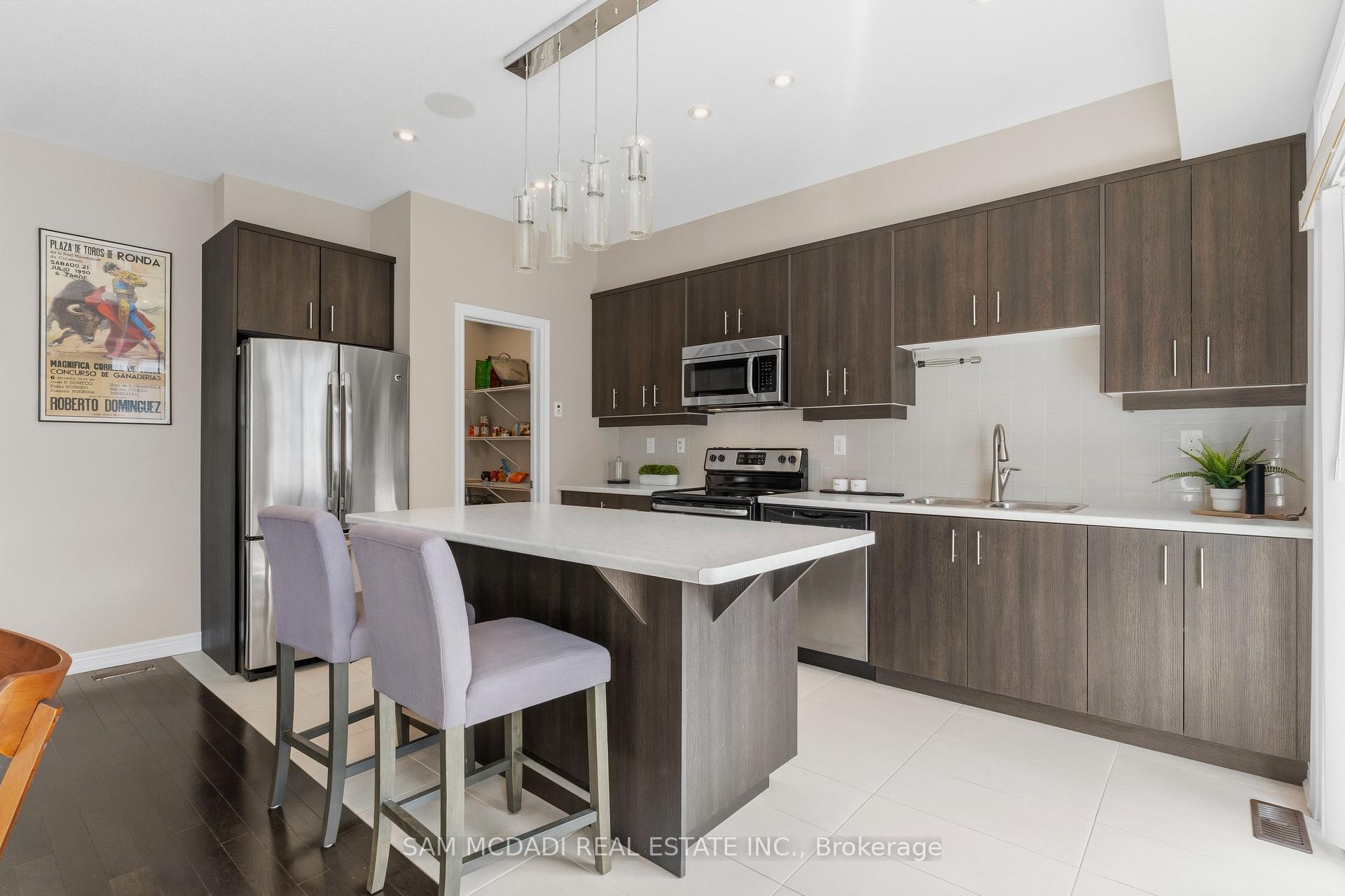 215 Dundas Street E 9