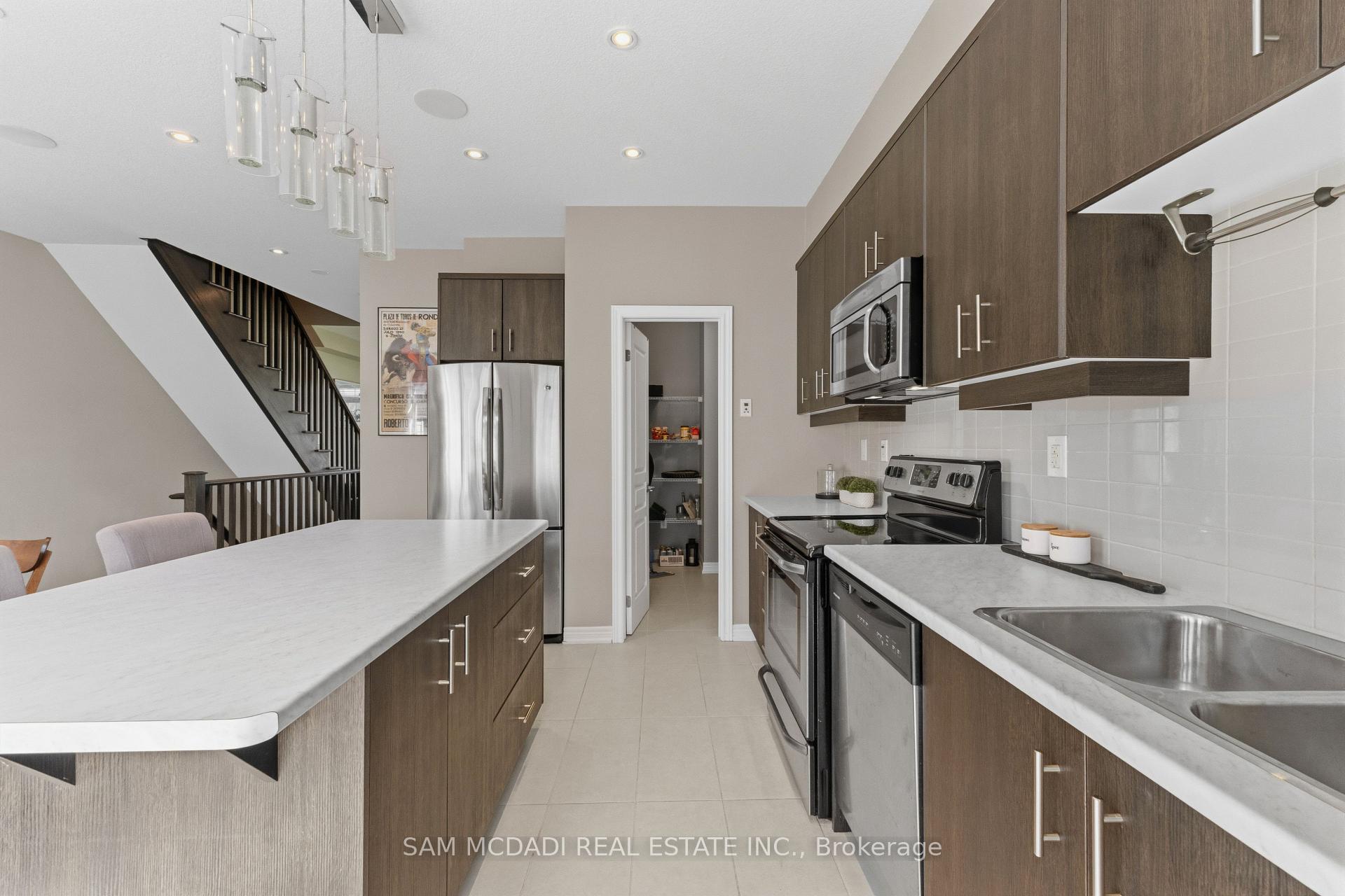 215 Dundas Street E 9