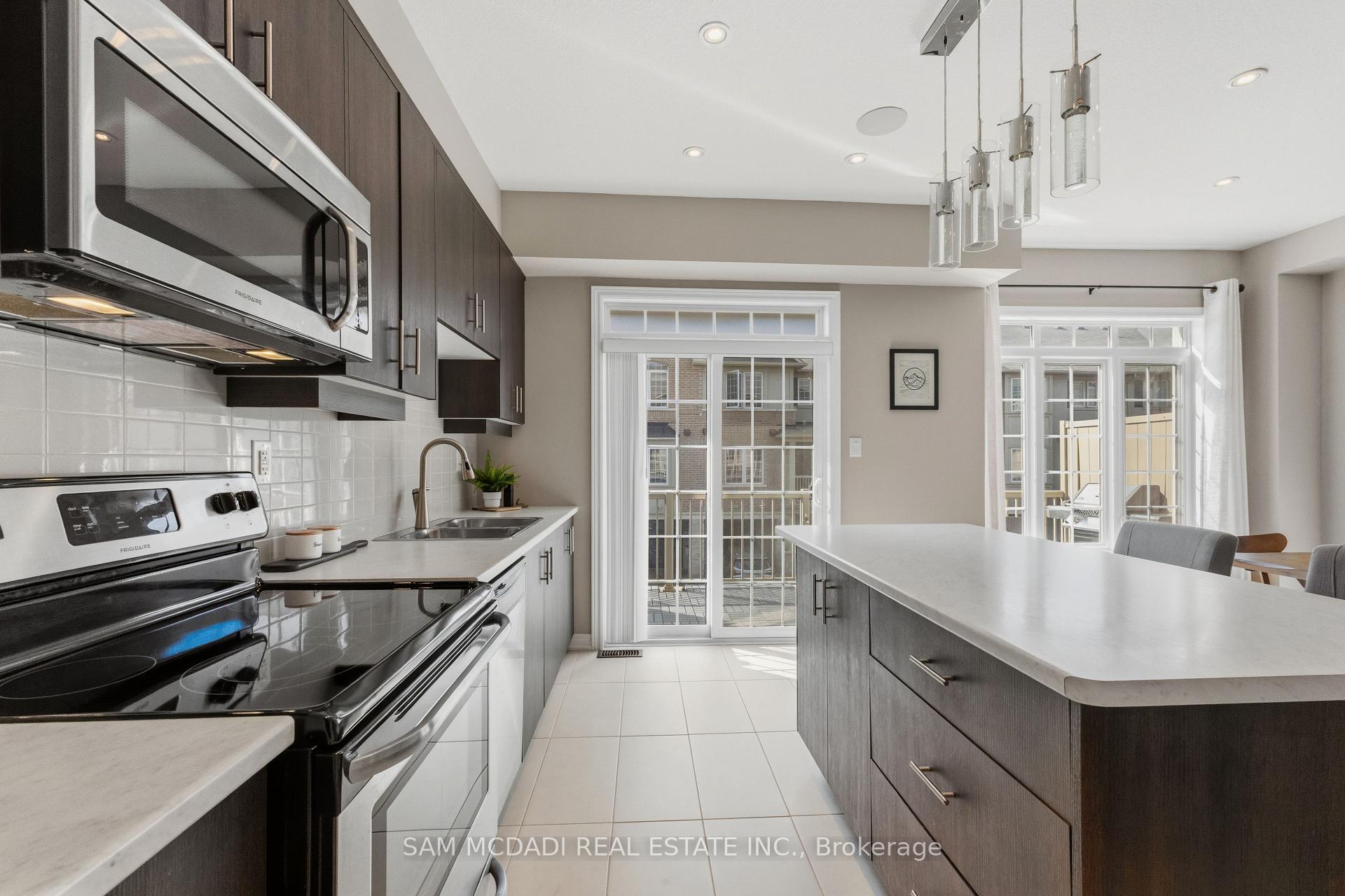 215 Dundas Street E 9