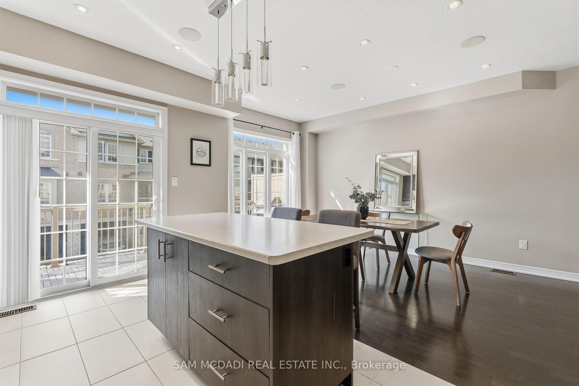 215 Dundas Street E 9