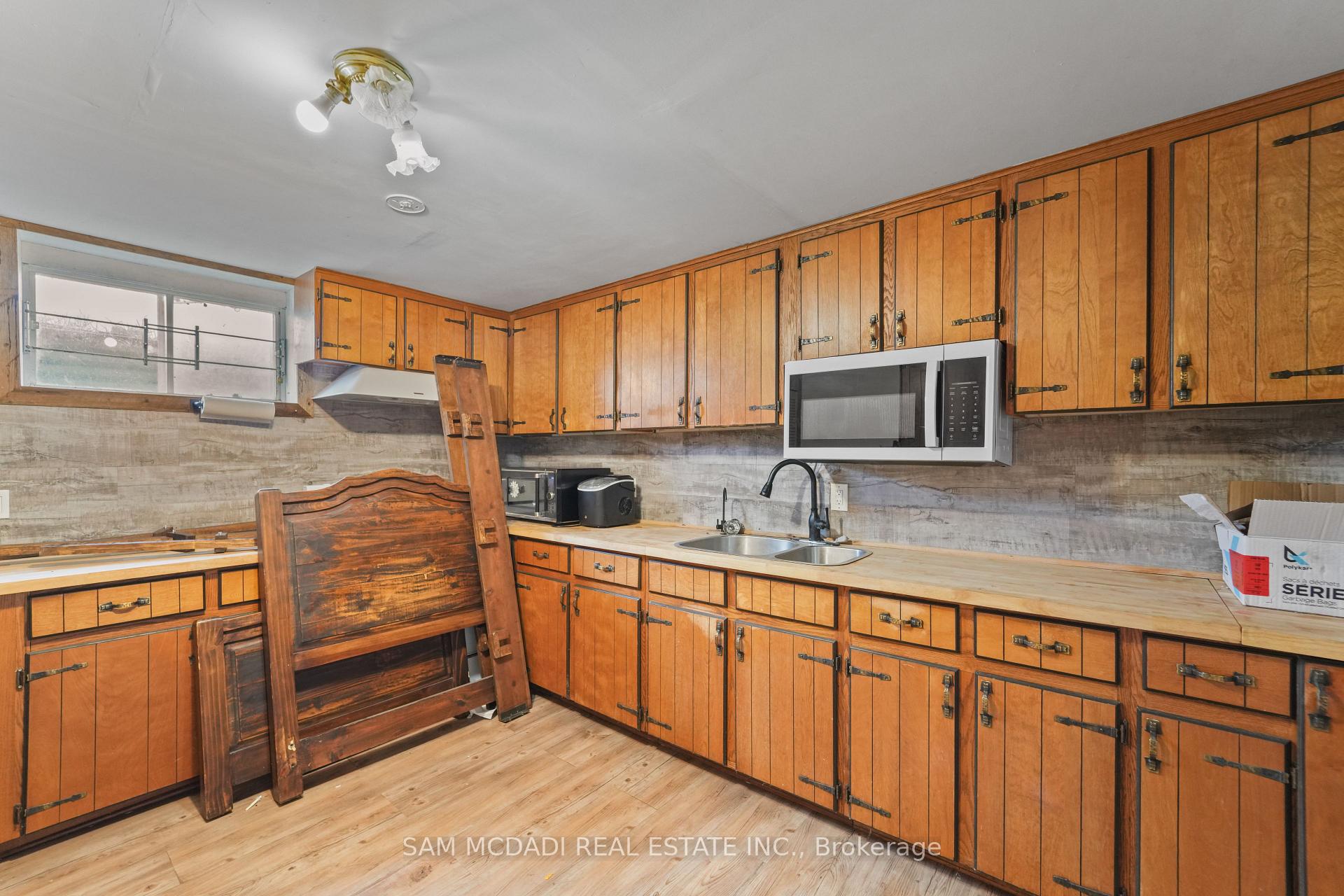 225 Park Road S