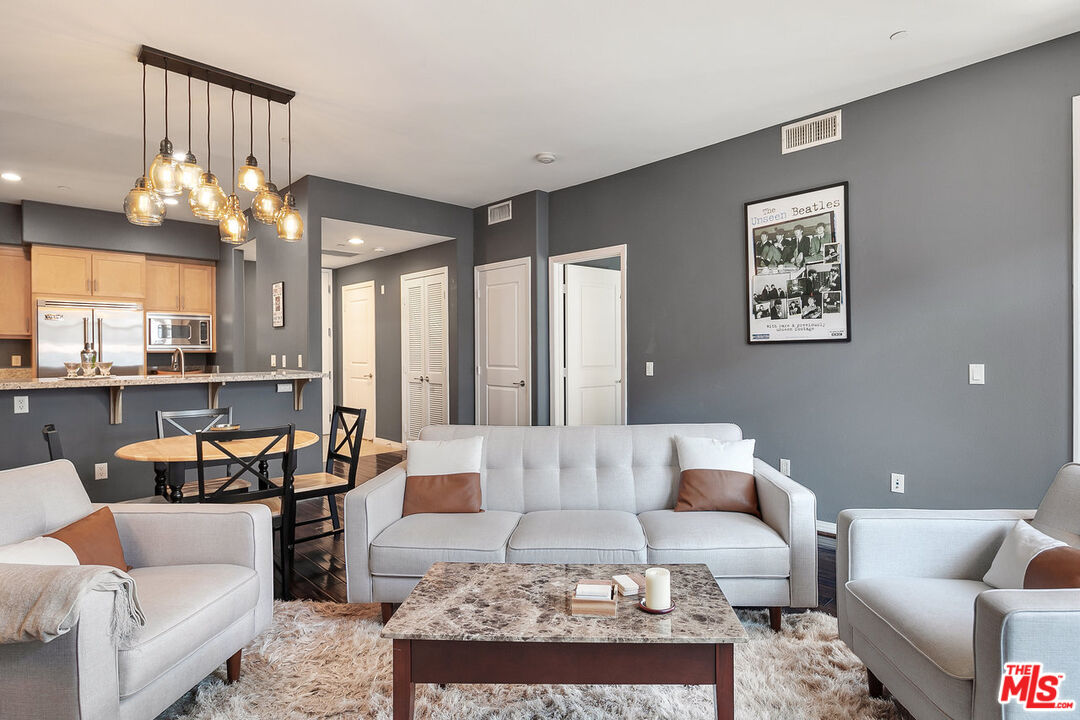 4050 Glencoe Ave Unit: 325