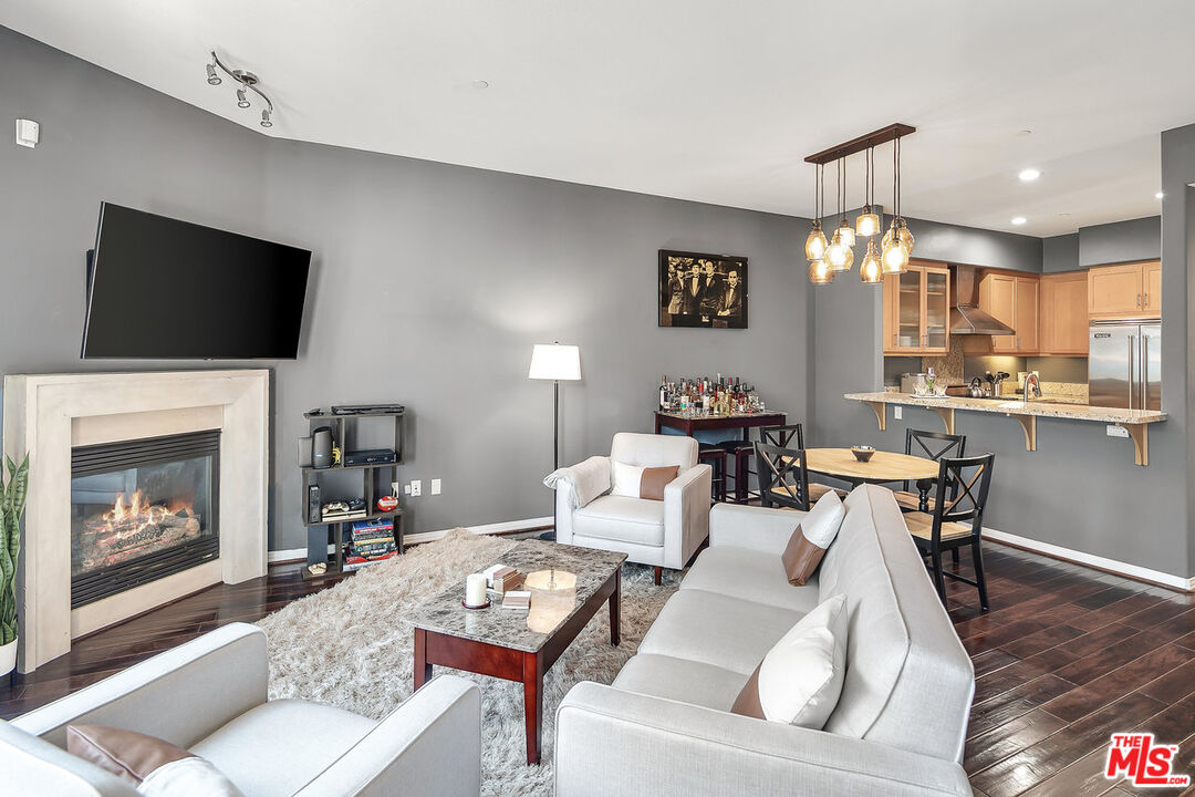 4050 Glencoe Ave Unit: 325