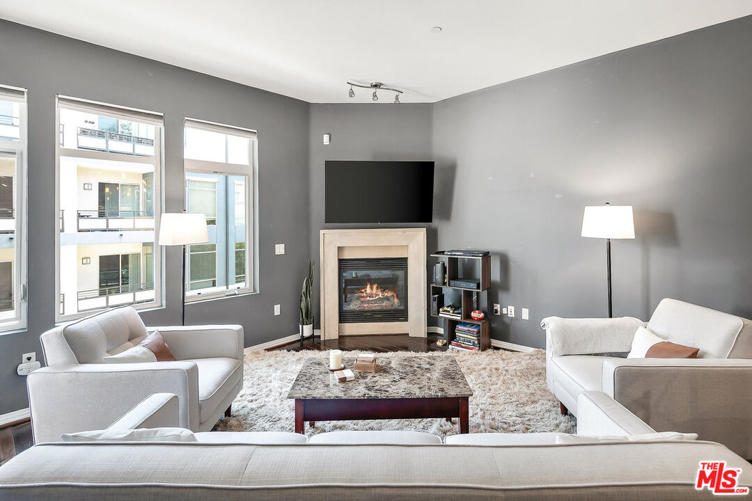 4050 Glencoe Ave Unit: 325