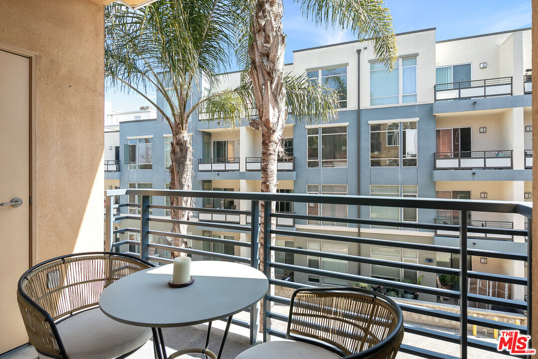 4050 Glencoe Ave Unit: 325