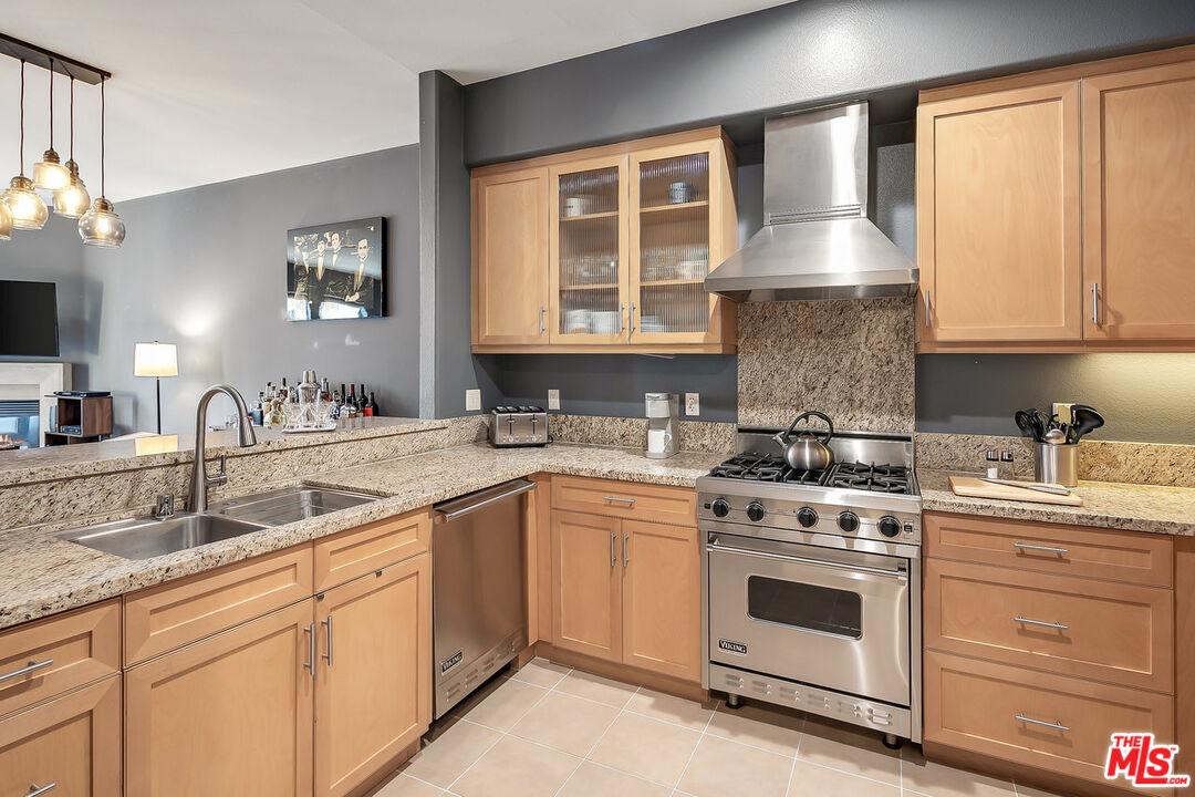 4050 Glencoe Ave Unit: 325