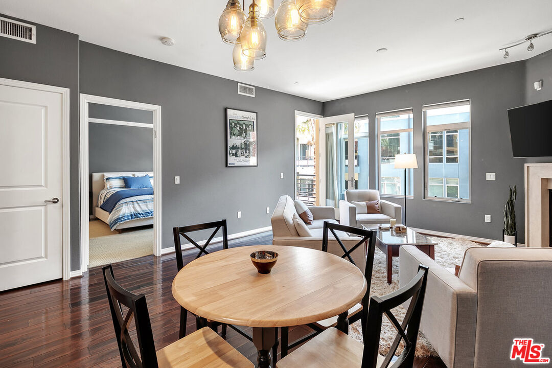 4050 Glencoe Ave Unit: 325