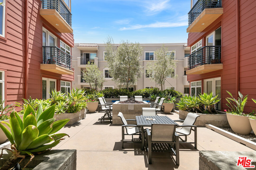 4050 Glencoe Ave Unit: 325