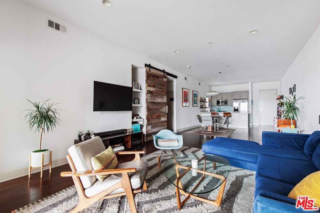 4211 REDWOOD AVE Unit: 310