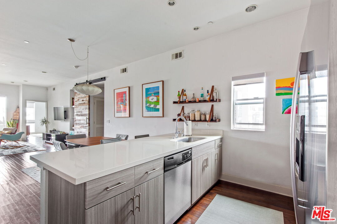 4211 REDWOOD AVE Unit: 310