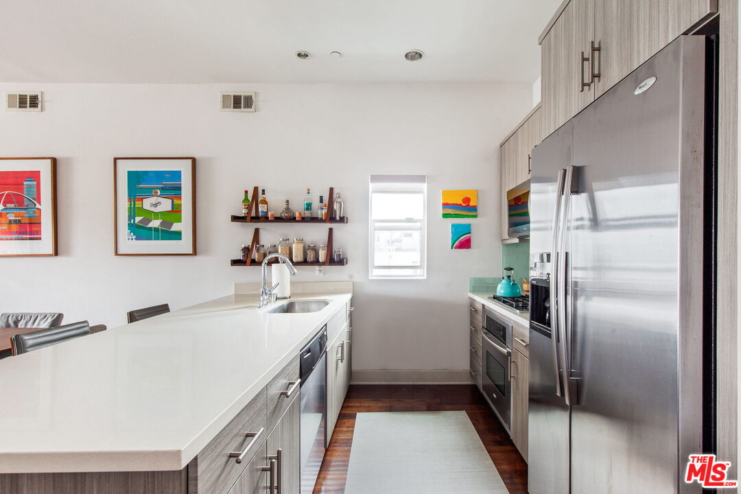 4211 REDWOOD AVE Unit: 310