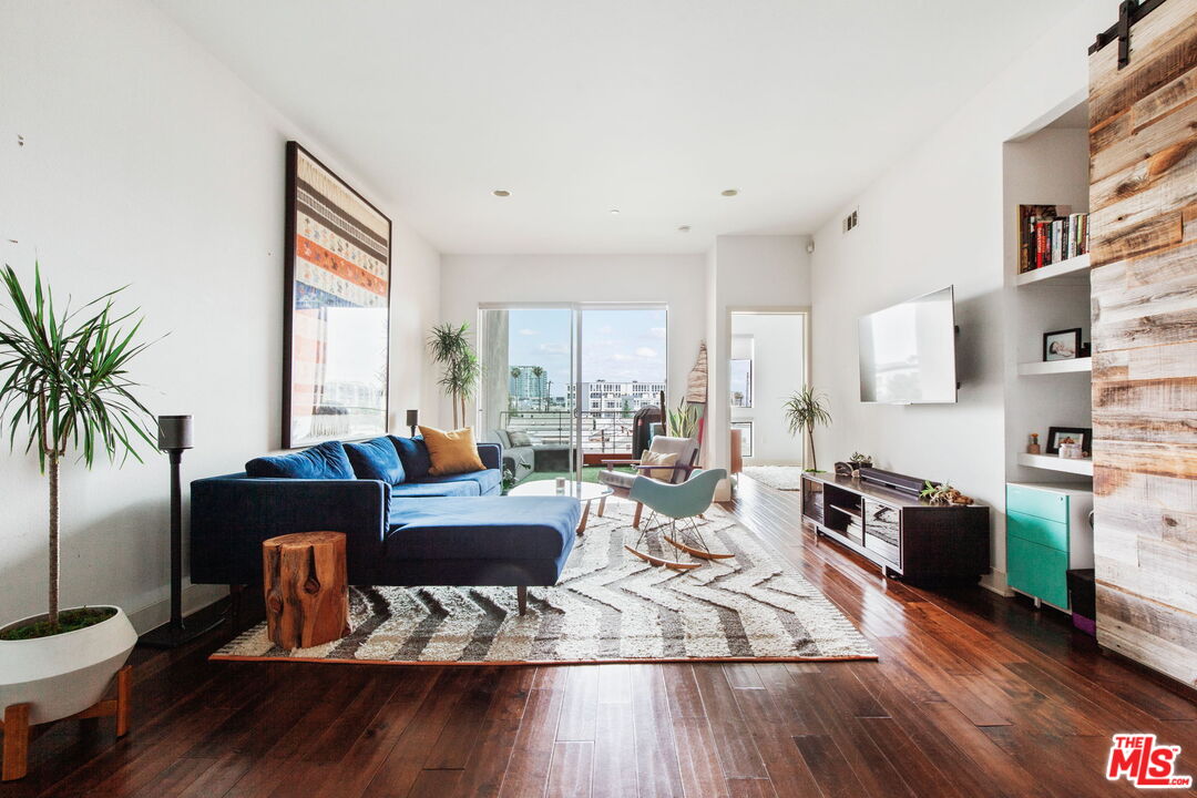 4211 REDWOOD AVE Unit: 310