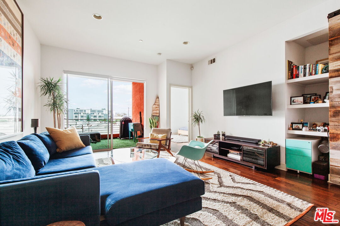 4211 REDWOOD AVE Unit: 310