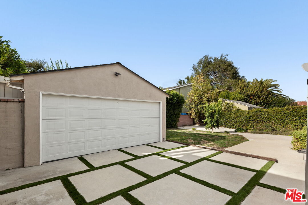 4343 Noble Ave