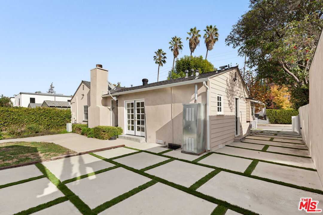 4343 Noble Ave