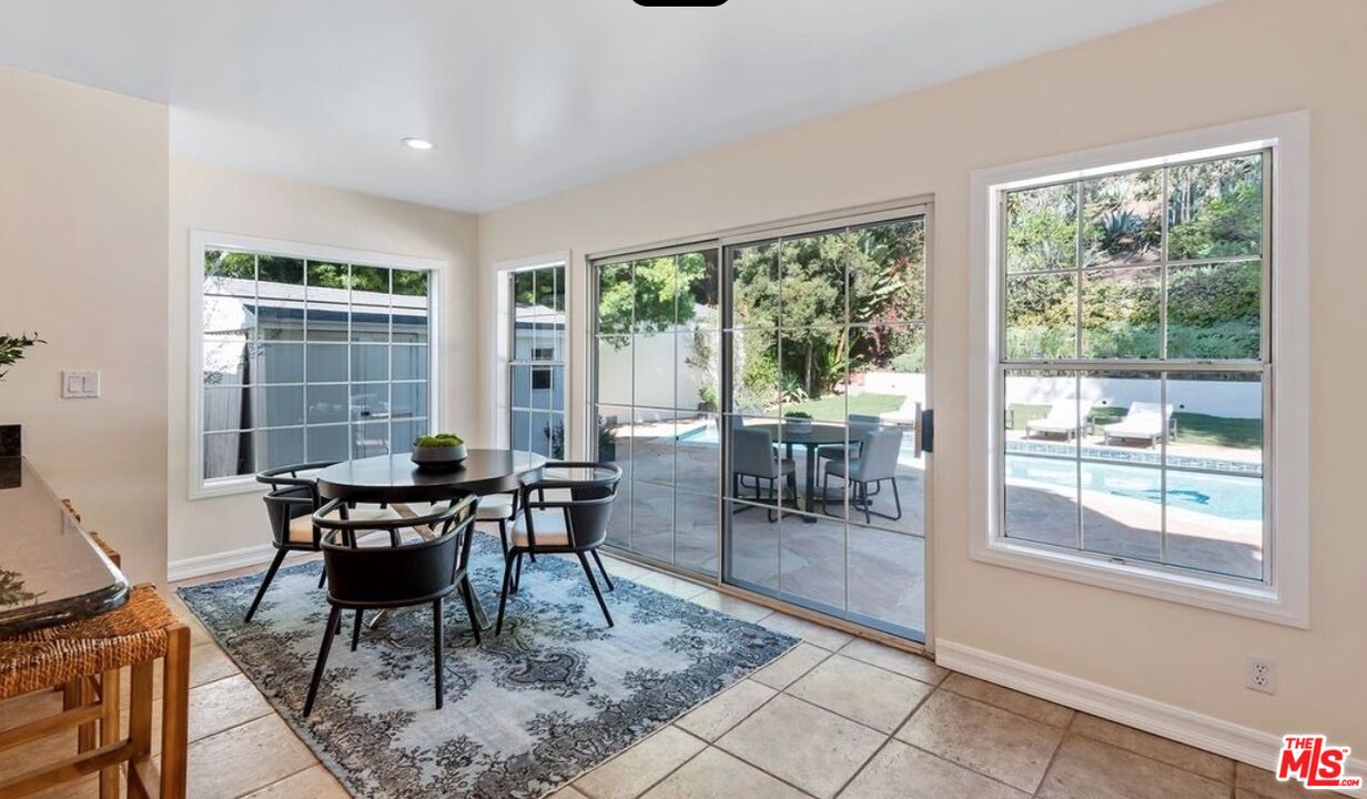 1664 Benedict Canyon Dr