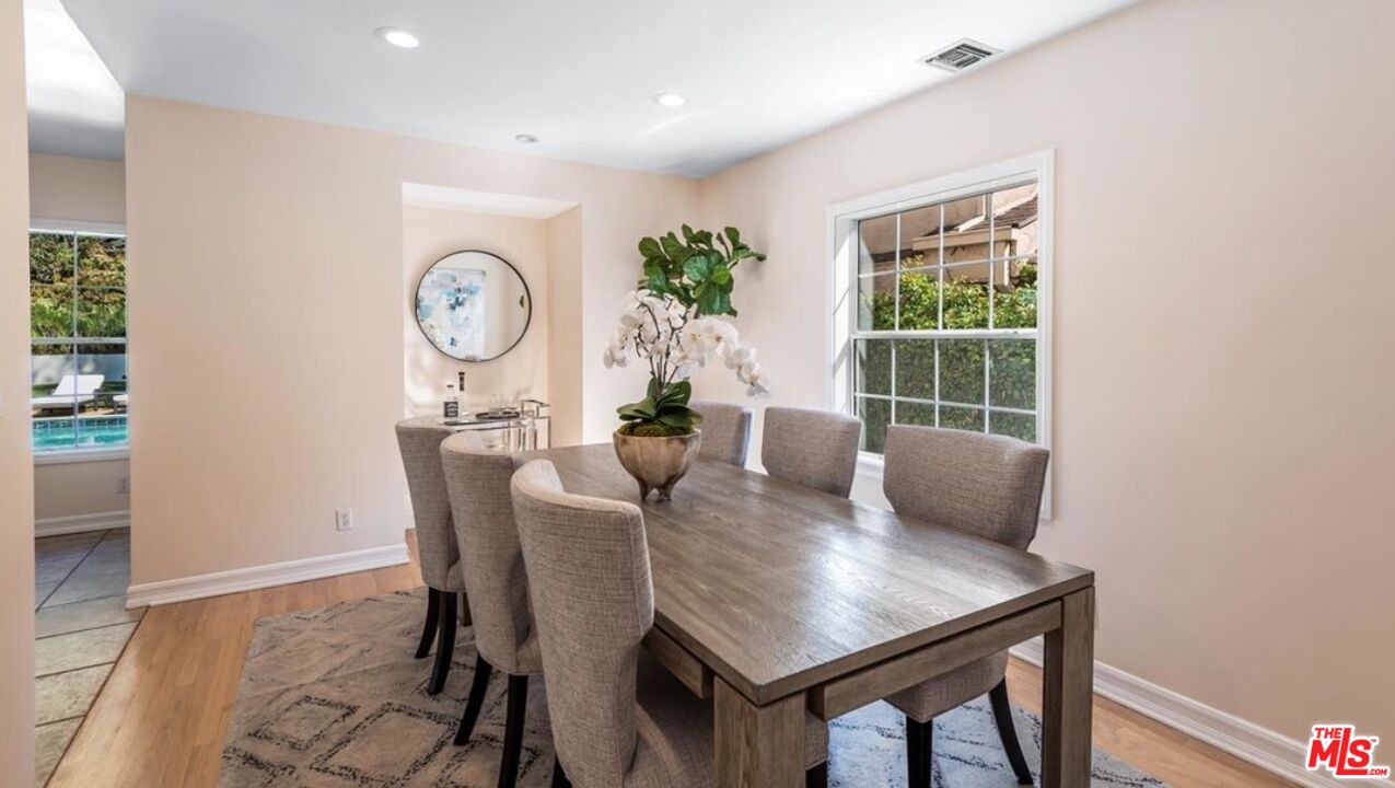 1664 Benedict Canyon Dr