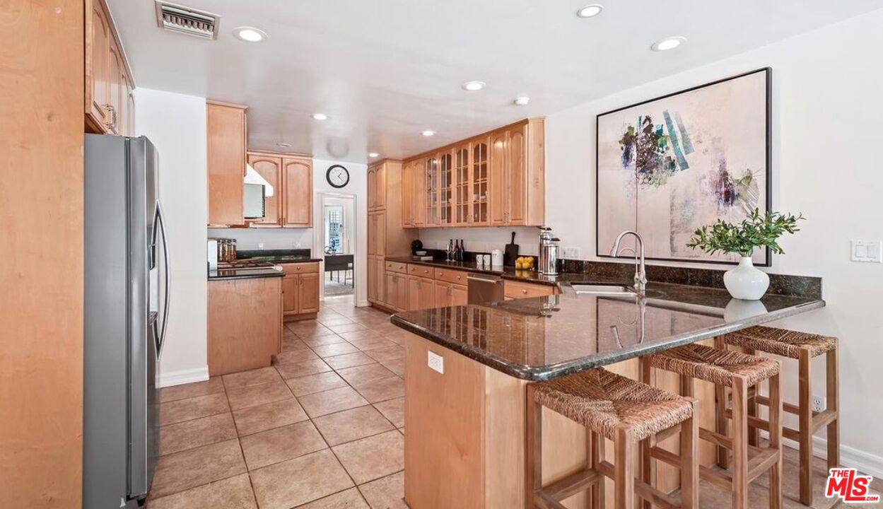 1664 Benedict Canyon Dr