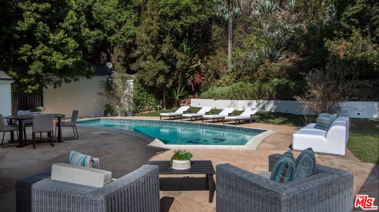 1664 Benedict Canyon Dr