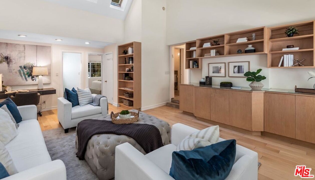 1664 Benedict Canyon Dr