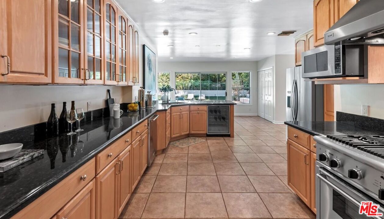 1664 Benedict Canyon Dr