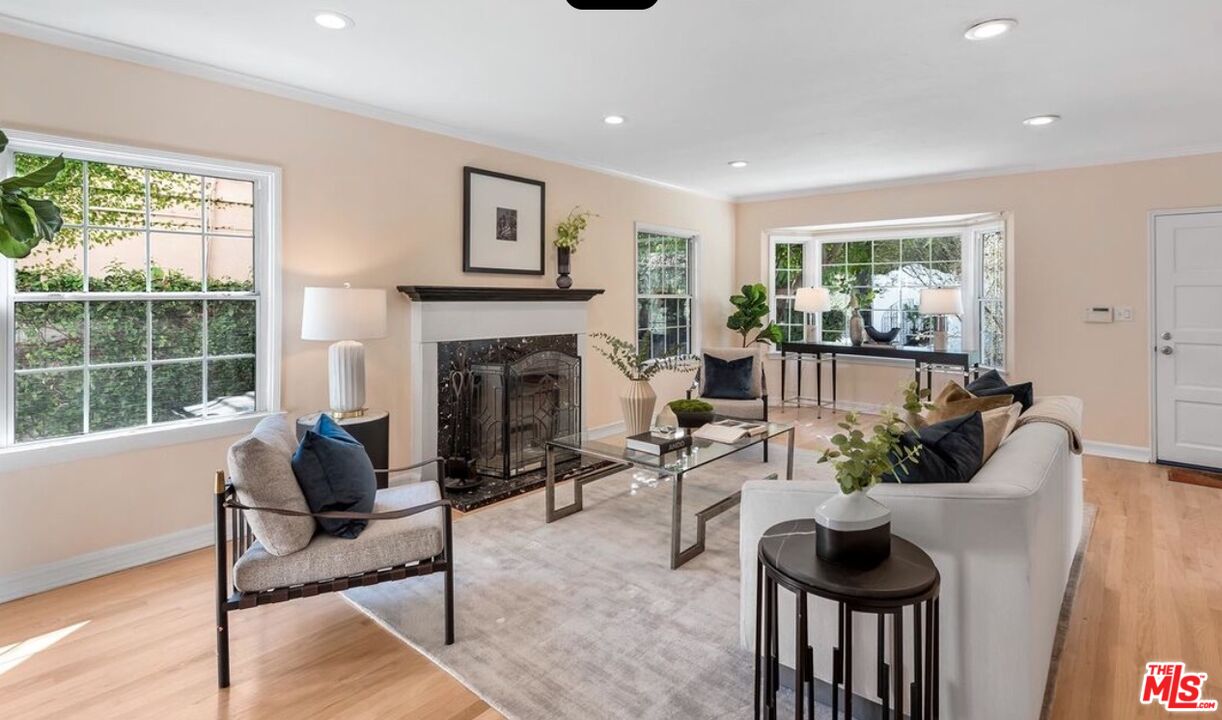 1664 Benedict Canyon Dr