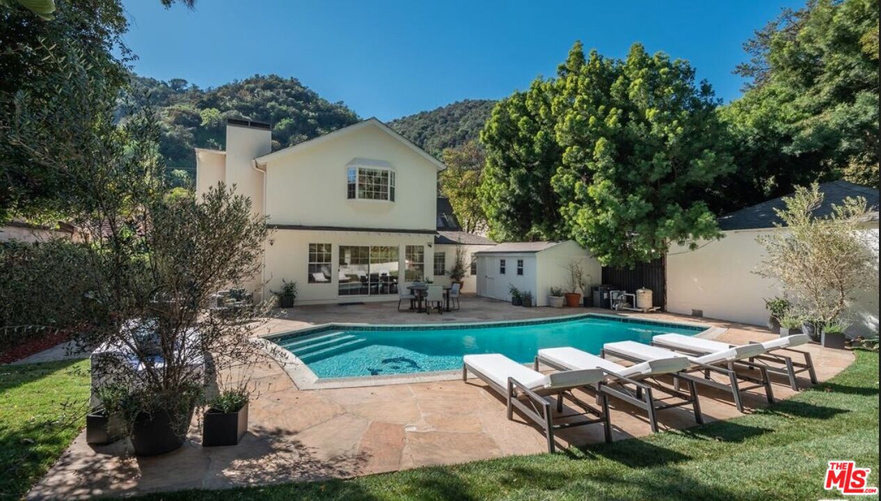 1664 Benedict Canyon Dr