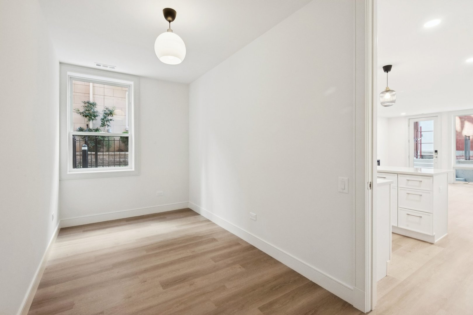 2323 N Lister Avenue Unit: 1R