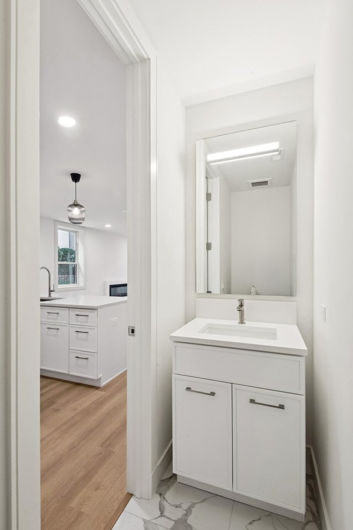 2323 N Lister Avenue Unit: 1R