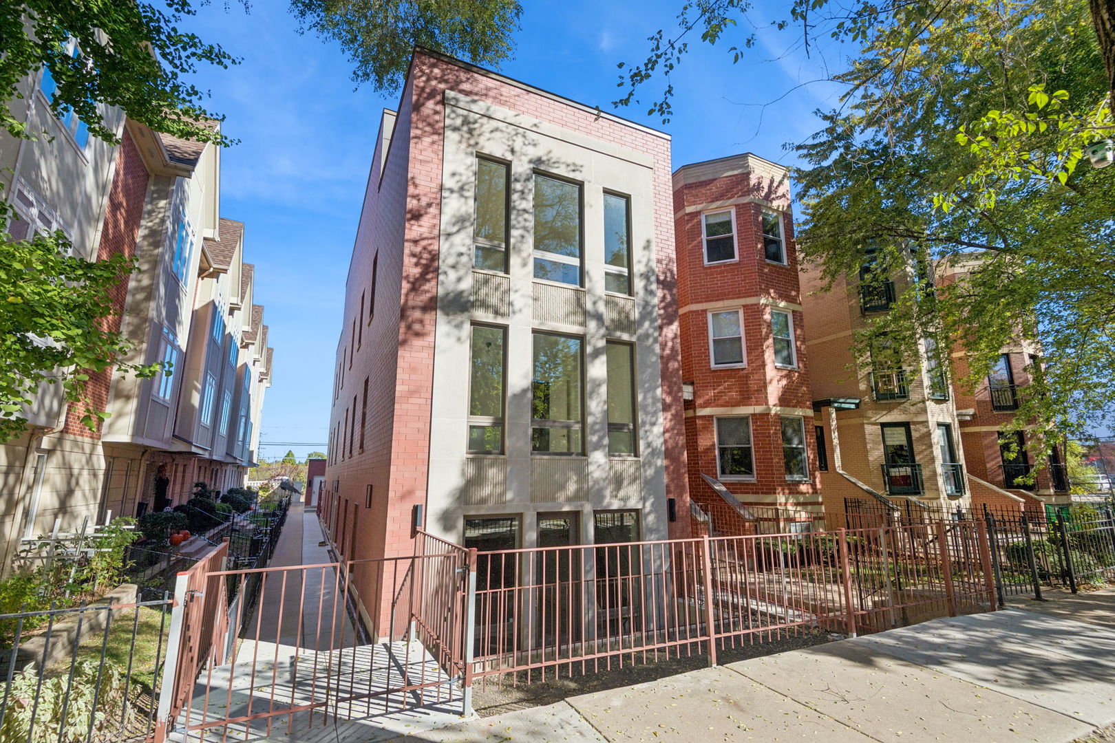 2323 N Lister Avenue Unit: 1R