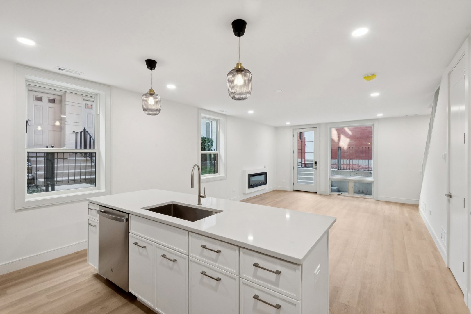 2323 N Lister Avenue Unit: 1R