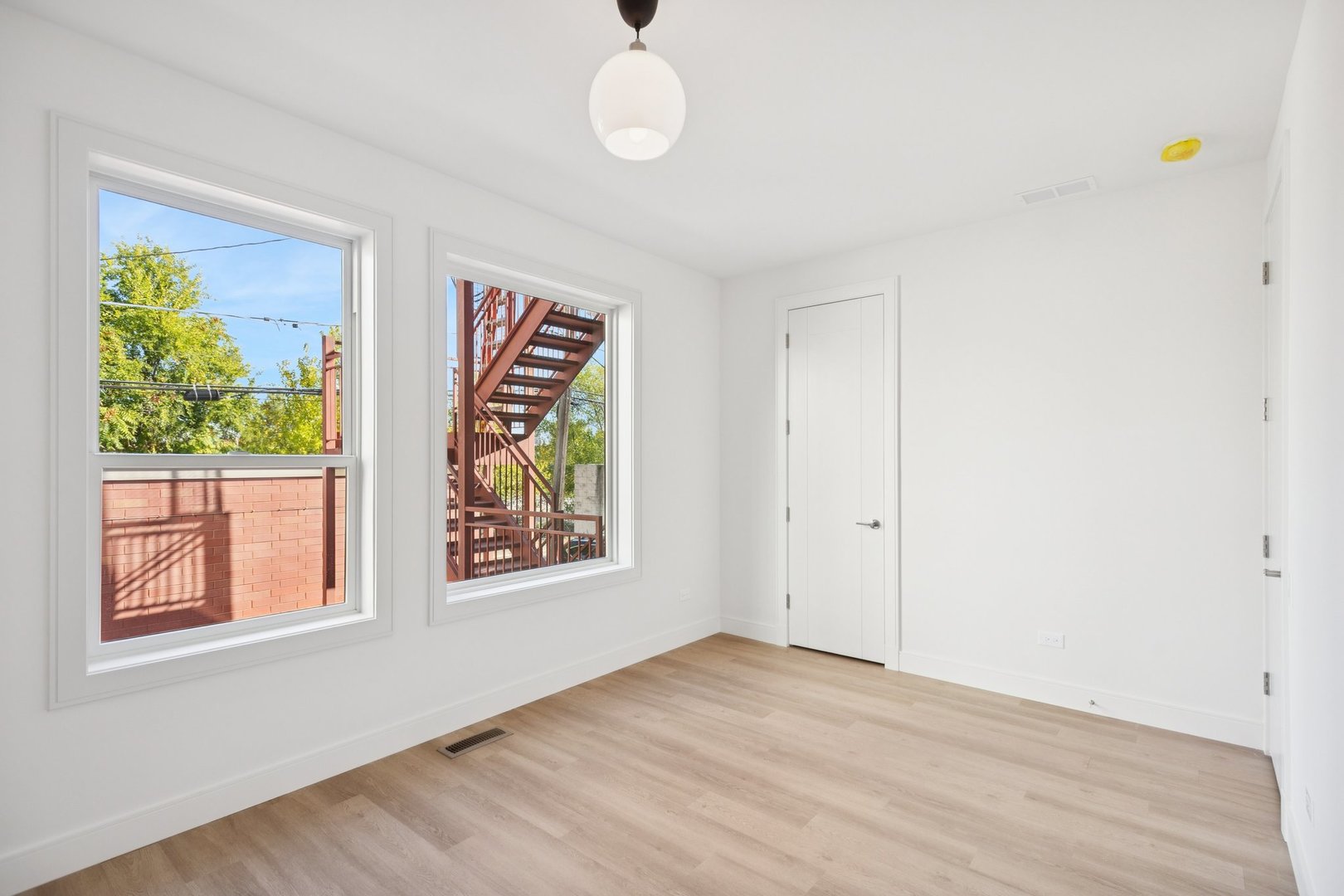 2323 N Lister Avenue Unit: 1R