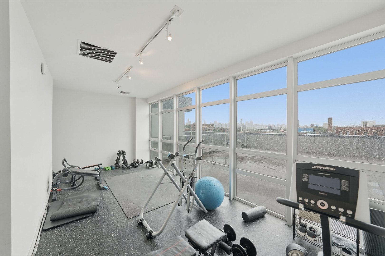 1610 W Fullerton Avenue Unit: 403