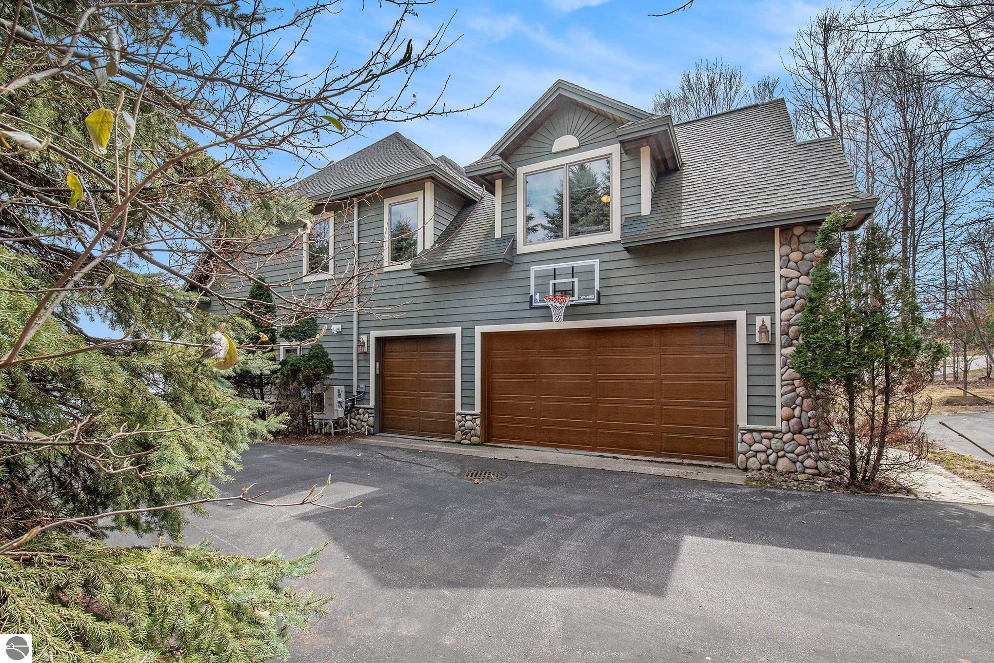 8223 Wallen Lane