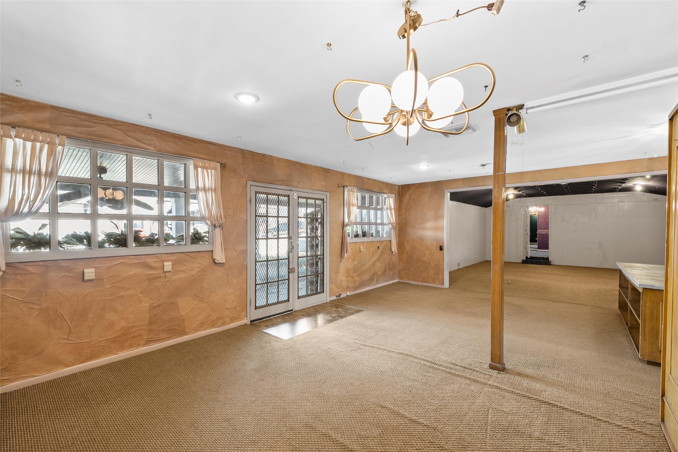 103-105 E Center Street