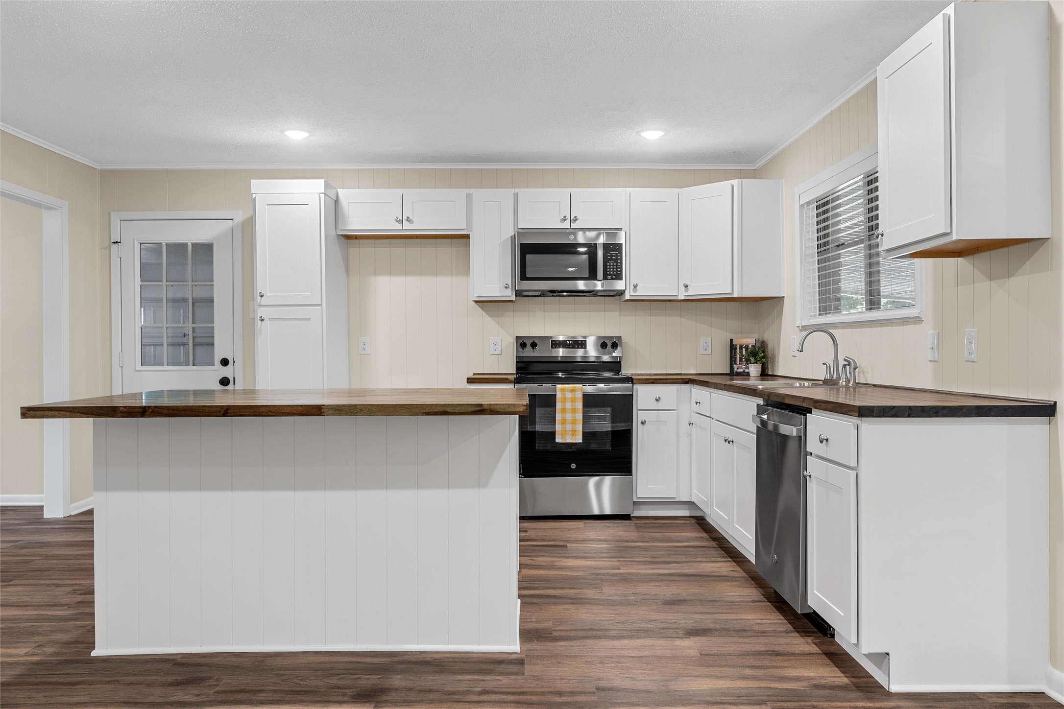1400 W 6th Street