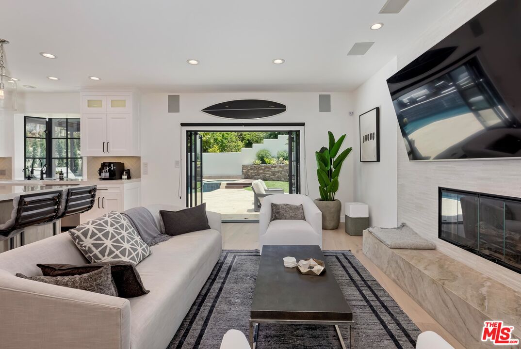 318 Entrada Dr