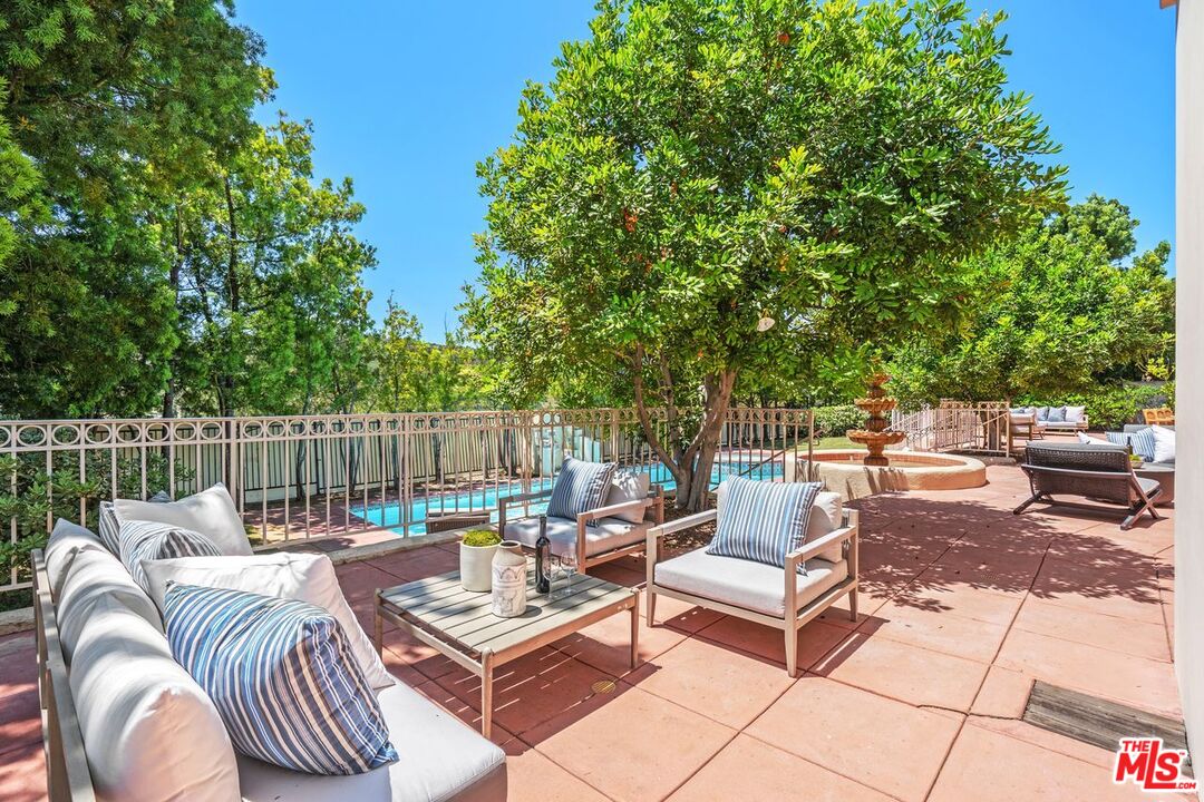 2293 Stratford Cir