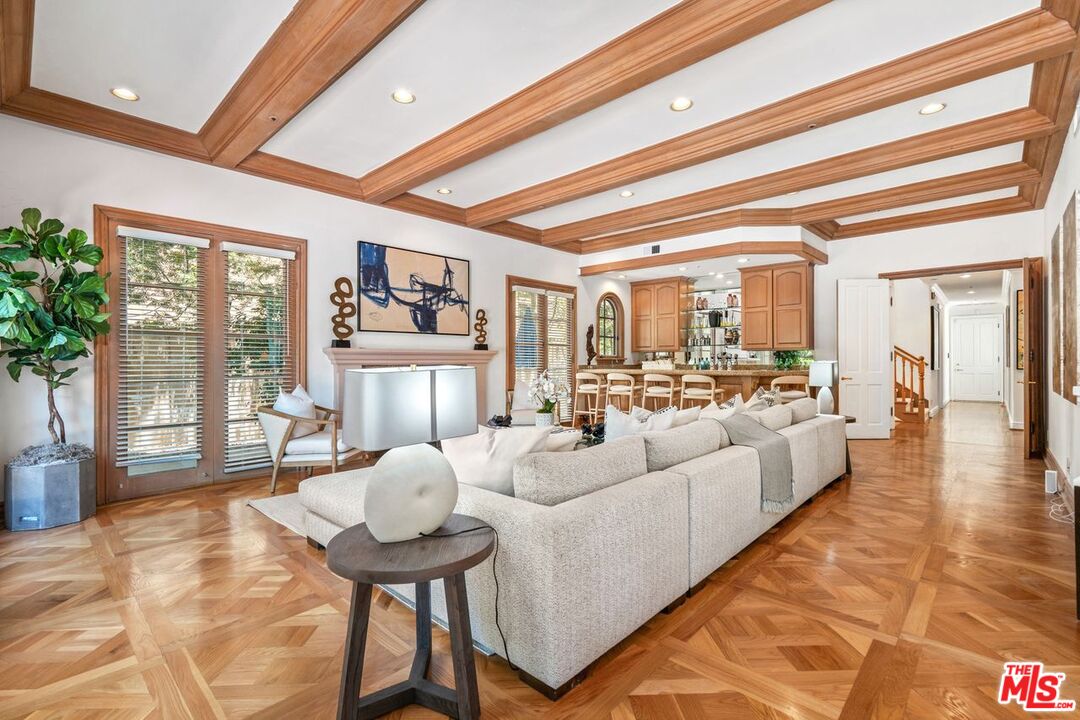 2293 Stratford Cir