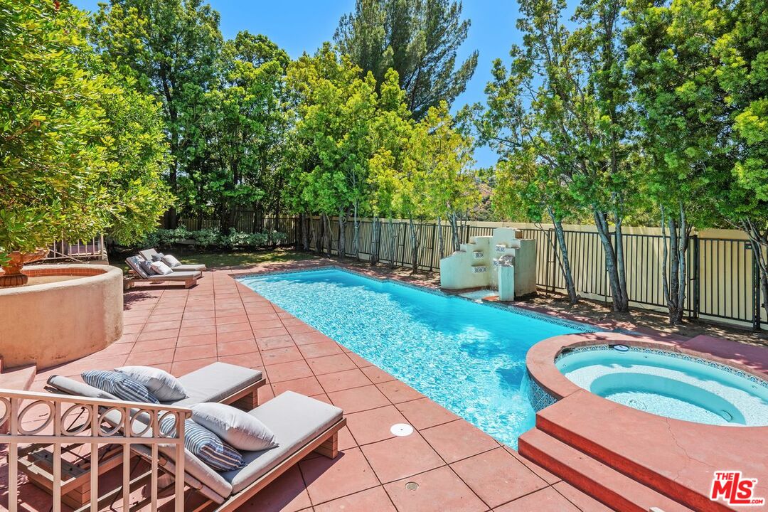 2293 Stratford Cir